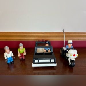1981 Vintage Fisher Price Husky Helpers POLICE CAR, MOTORCYLCE & 2 OFFICERS